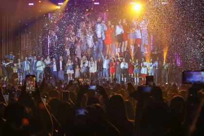 Todos los actores subieron al escenario para cerrar el Cris Morena Day (Foto: Instagram @olgaenvivo)