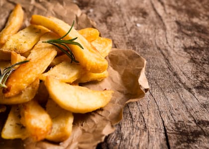 Todos los alimentos que son preparados en la freidora de aire contienen un menor contenido de grasas saturadas y calorías, por lo que es perfecta para cocinar papas