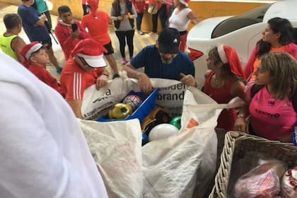 Todos los años, cargan las donaciones en una camioneta que llaman cariñosamente "el trineo".
