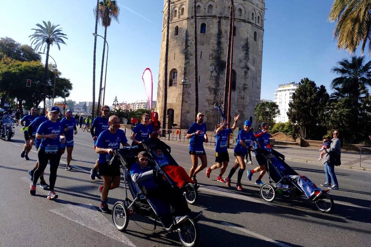 Todos los años, la asociación organiza una maratón para recaudar fondos para la investigación que de con la cura de la AT