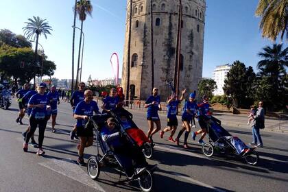 Todos los años, la asociación organiza una maratón para recaudar fondos para la investigación que de con la cura de la AT