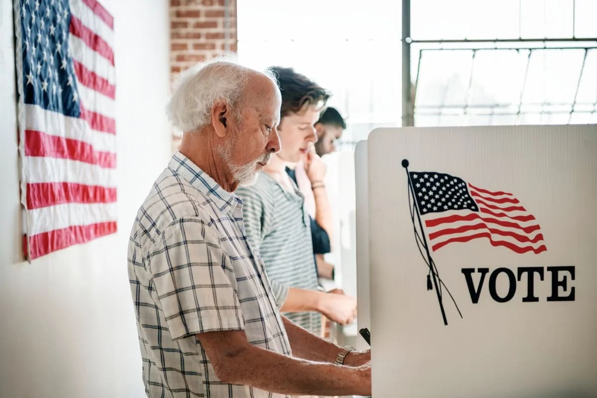 Todos los centros de votación van a estar abiertos desde las seis de la mañana hasta las siete de la tarde