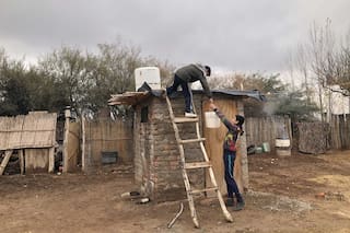Tiene 11 años y en el frío de Mendoza hace malabares para conseguir agua y calentarla