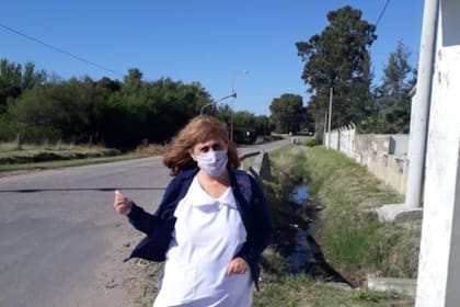 Todos los días hace 200 km a dedo para dar clases en una escuela rural