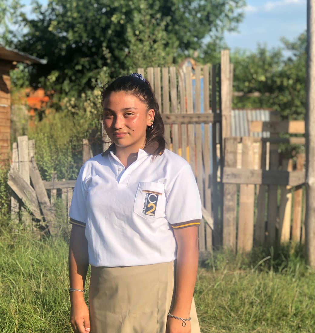 Todos los días Michelle Ríos camina una hora para llegar a su escuela, en Concordia, Entre Ríos. Como sus padres están sin trabajo, necesita ayuda para comprar los útiles
