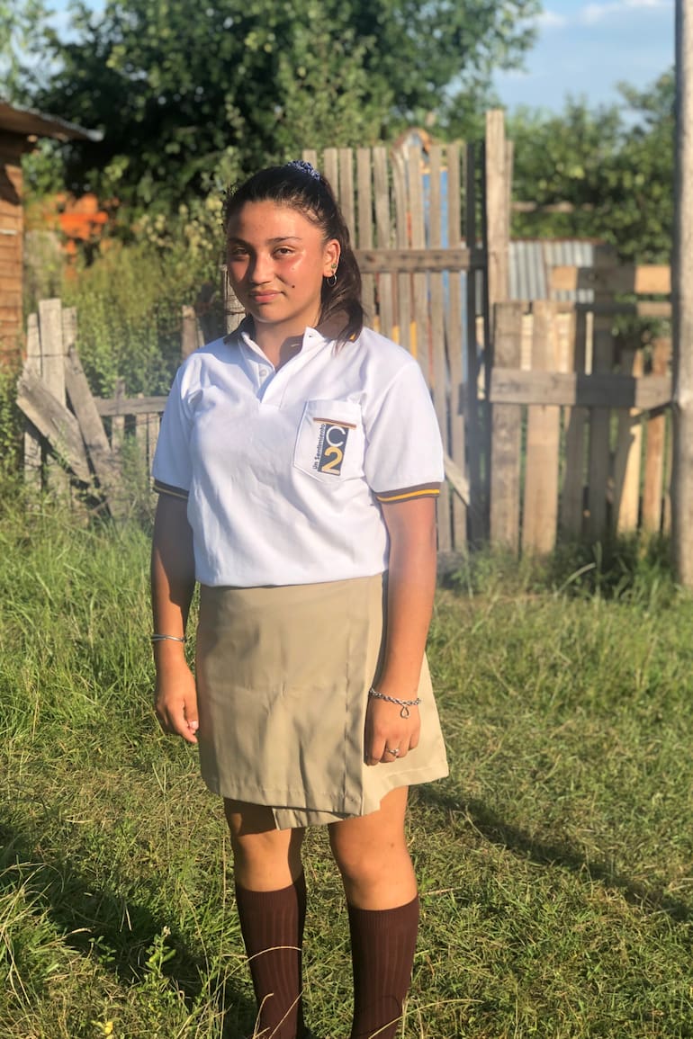 Todos los días Michelle Ríos camina una hora para llegar a su escuela, en Concordia, Entre Ríos. Como sus padres están sin trabajo, necesita ayuda para comprar los útiles