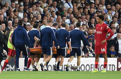 Todos los espectadores de Elland Road aplaudieron a Harvey Elliott que se retiró en camilla retribuyendo la ovación recibida.