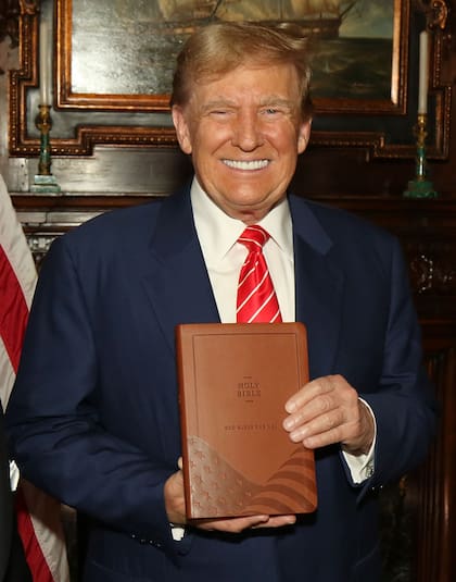 “Todos los estadounidenses necesitan una Biblia en su casa, y yo tengo muchas. Es mi libro favorito”, afirmó Donald Trump