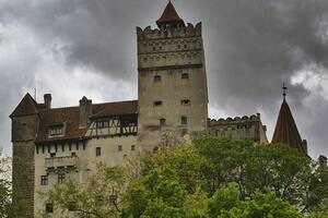 Todos los fines de semana de mayo se realizarán "maratones de vacunación" afuera del histórico castillo del siglo XIV