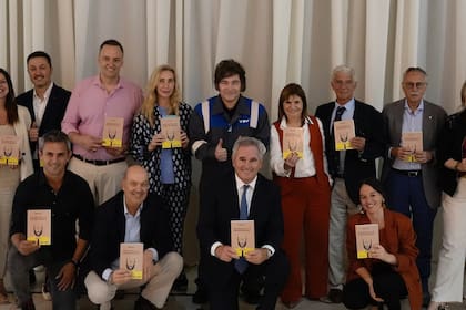 Todos los funcionarios del Gobierno que participaron de la reunión convocada por Javier Milei, en Olivos