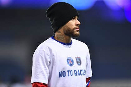 Todos los futbolistas realizaron la entrada en calor con una remera contra el racismo