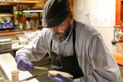 Todos los integrantes de la comunidad participan de las tareas del restaurante.