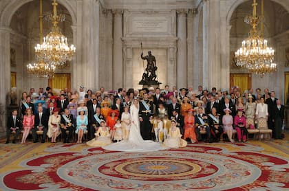 Todos los invitados posan junto a los recién casados dentro del Palacio Real de Madrid; ña boda contó con la presencia de las 10 casas reales de Europa, además de una amplia representación de monarquías de Asia y Oriente Próximo. El emperador de Japón, Naruhito, las reinas Rania y Noor de Jordania, los reyes Alberto, Paola y Fabiola de Bélgica, la reina Margarita de Dinamarca, la reina Beatriz de Holanda, los príncipes Haakon y Mette-Marit de Noruega, Farah Diba y su hijo mayor, el Agá Khan, el príncipe Mulay Rachid, hermano del rey de Marruecos, los príncipes Alberto, Carolina de Mónaco o el heredero británico, el príncipe de Gales, fueron algunos de los invitados