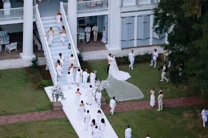 Todos los invitados respetaron el dress code y se vistieron de blanco. Las mujeres en su mayoría eligieron vestidos y los hombres, trajes de lino.