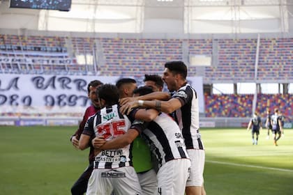 Todos los jugadores abrazan a Milton Giménez, autor del gol de Central Córdoba en tiempo de descuento para vencer a Talleres 2-1