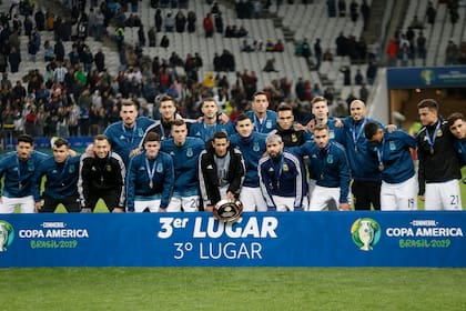 Todos los jugadores argentinos (menos Messi) recibiendo el premio y las medallas del tercer puesto