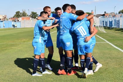 Todos los jugadores de Liniers abrazan a su compañero Julián Rodríguez Seguer