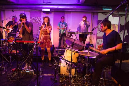 Todos los martes, La Grande anima la fiesta en Santos 4040. Pero durante marzo se muda a la sala Siranush, en Palermo. Aquí, con dos invitados: Pablo Sbaraglia y Belén Pasqualini.