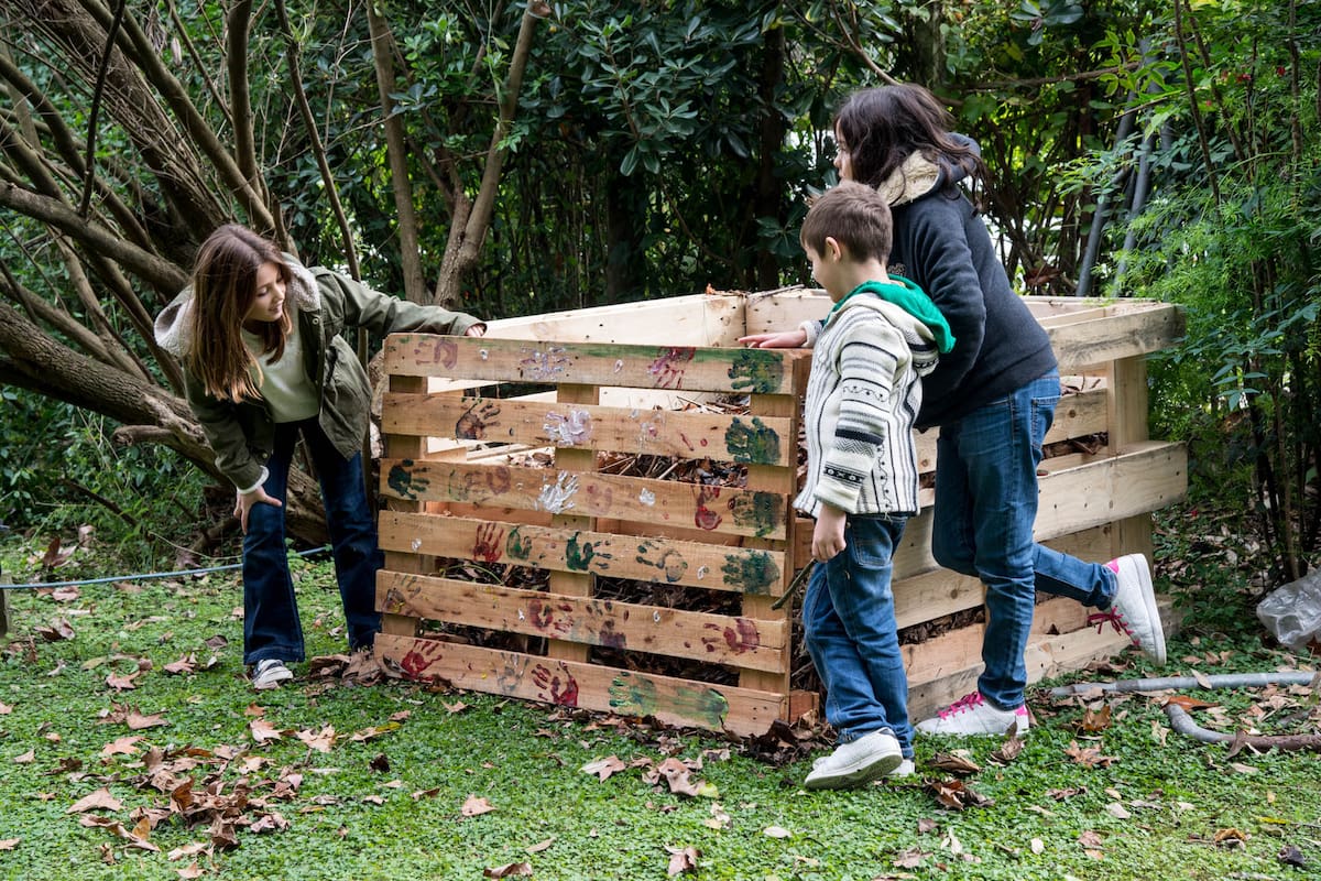 Todos los miembros de la familia pueden participar en el cuidado del jardín orgánico.