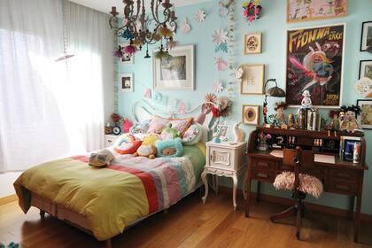 Todos los muebles de la habitación fueron comprados usados. Cada uno representa distintos estilos antiguos de decoración.