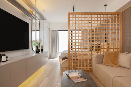 Todos los muebles fueron hechos a medida por Estudio Aldo. Se priorizaron las líneas curvas y elementos que no interrumpan las vistas, sino que las amplíen.