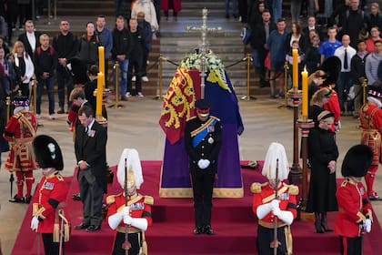 Todos los nietos de Isabel II, cone el príncipe Guillermo en el centro, rodean el féretro de la reina en la vigilia ceremonial reservada para ellos en Westminster Hall
