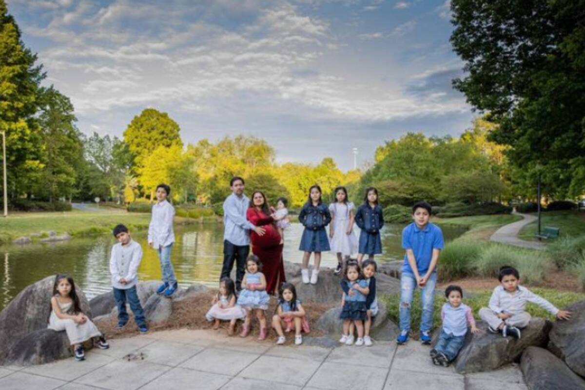 Todos los niños tienen nombres que empiezan con la letra C en honor a su padre Carlos.