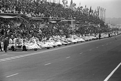 Todos los pilotos ya están en sus autos, menos uno: Jacky Ickx, que se dirige tranquilamente hacia el suyo (a la derecha, en el medio de la pista)