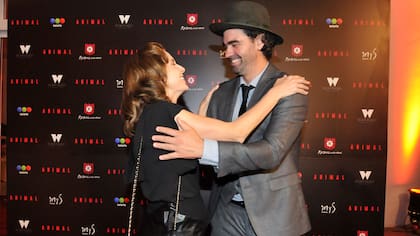 Armando Bo y Carla Peterson se saludan