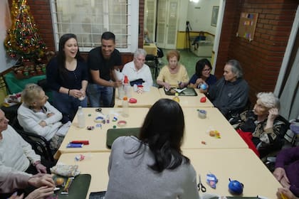 Todos los sábados, cientos de jóvenes dedican parte de su día para hacer las actividades con los niños y abuelos
