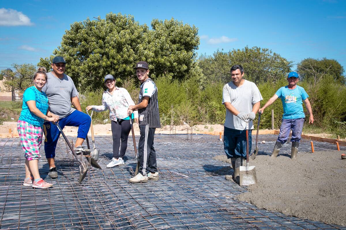 Todos los sábados, las 52 familias arman las plateas sobre las que se levantarán las futuras casas