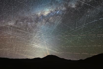 Todos los satélites que cruzan durante una hora el desierto de Atacama en Chile