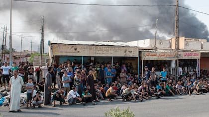 Todos los varones de la ciudad fueron reunidos en el bulevar para verificar sus identidades