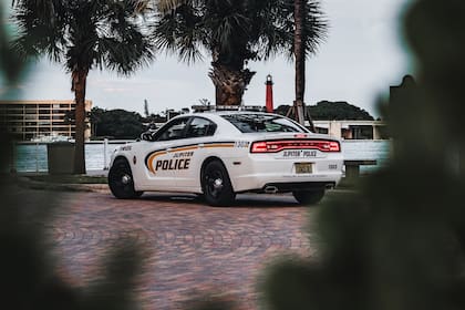 Todos los vehículos oficiales de la policía deben tener distintivos y los agentes deben identificarse claramente al momento de una detención