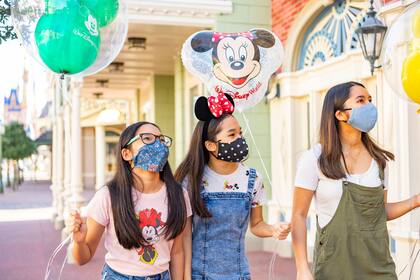 Todos los visitantes de dos años o más deberán usar mascarilla en todo momento; los parques temáticos de Walt Disney World Resort comenzaron su reapertura gradual en julio del año pasado. (Foto de Matt Stroshane / Walt Disney World Resort a través de Getty Images)
