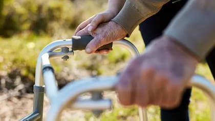 “Todos necesitamos del cuidado para vivir. Cuando notamos que la persona ya no se puede proveer a sí misma esos cuidados, comienza una etapa intermedia en la que se va a poder continuar con ayuda externa, ya sea familiar o de cuidadores”, explica Julián Bustín, jefe de Neurogerontología de Ineco