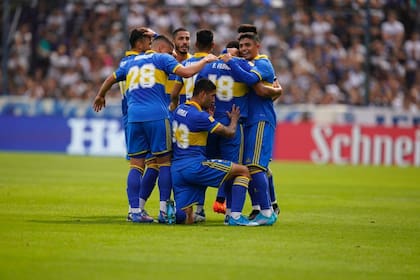Todos para uno: Boca celebra el primer gol, anotado por Fabra; el xeneize se llevó una victoria enorme de La Plata