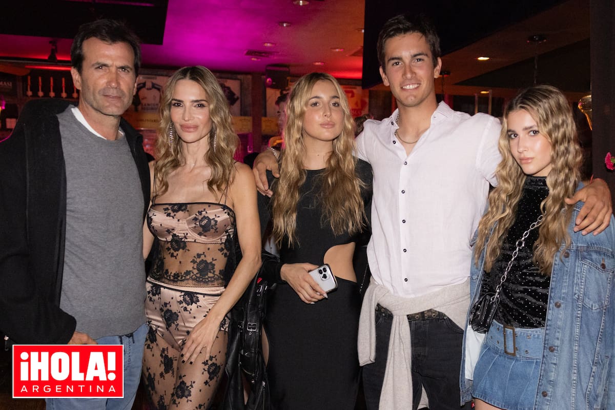 Todos para uno y uno para todos. Siempre juntos en los momentos importantes de cada uno, la modelo posa rodeada por su marido, Adolfo Cambiaso, y sus hijos Mia, Poroto y Myla.