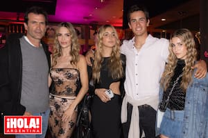 Todos para uno y uno para todos. Siempre juntos en los momentos importantes de cada uno, la modelo posa rodeada por su marido, Adolfo Cambiaso, y sus hijos Mia, Poroto y Myla.