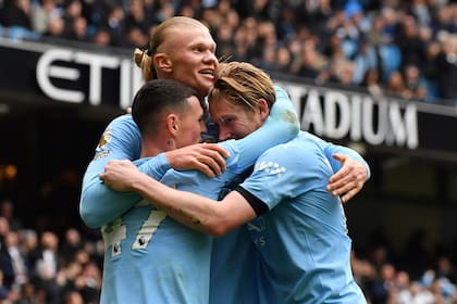 Todos quieren abrazar a Erling Haaland otra vez en Manchester City; Phil Foden y Jack Grealish fueron los primeros en llegar al festejo tras el 2-0.