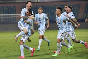 Todos quieren abrazar a messi, después de su golazo de tiro libre que selló el 3 a 0 a Ecuador