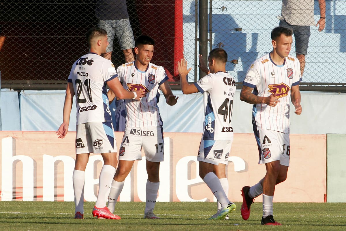 Todos saludan a Bruno Sepúlveda (17), autor del gol de cabeza que fue el 2-1 de Arsenal ante Newell's, en Sarandí