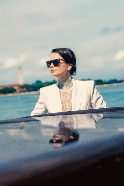 Todos sus looks los complementó con lentes de sol muy cancheros de la misma diseñadora argentina que la vistió para Venecia y la última edición de los Oscar.