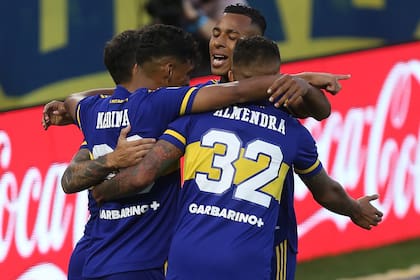 Todos unidos: así se celebró el primer tanto de Boca, con Almendra (32), de espaldas a la cámara pero de frente al mejor fútbol.