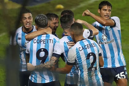Todos unidos: Racing logró una inesperada victoria en el final
