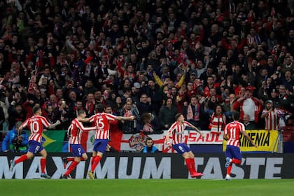 Todos van a abrazar a Saúl, autor del gol del triunfo