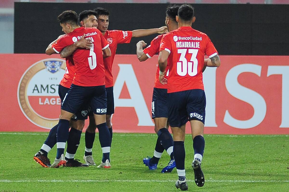 Todos van a felicitar a Silvio Romero, uno de los referentes del equipo de Independiente; Insaurralde, el zaguero que se afianzó rápido, es otro de los que apuntalan al equipo de Julio César Falcioni