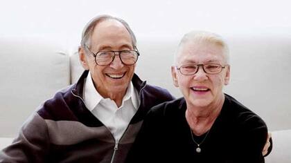 Toffler junto a Heidi, su mujer y coautora de varios de sus trabajos
