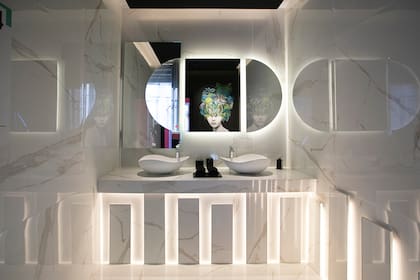 TOILETTE, por Estudio de Diseño y Arquitectura Interior Oficina. Interiorismo: María Loreto Santibáñez Mesías @oficina.interiorismo. Espacio multisensorial que equilibra diseño y tecnología