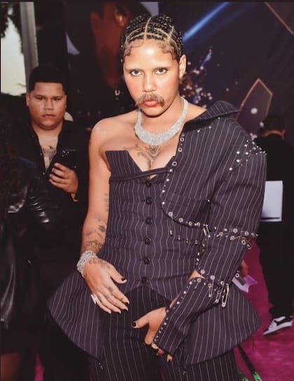 Tokischa sorprendió con su bigote en la alfombra roja de los premios Lo Nuestro